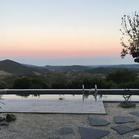 Tranquil Vineyard Villa, 빌라 *