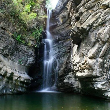 Tranquil Vineyard Villa, 빌라 Berlou